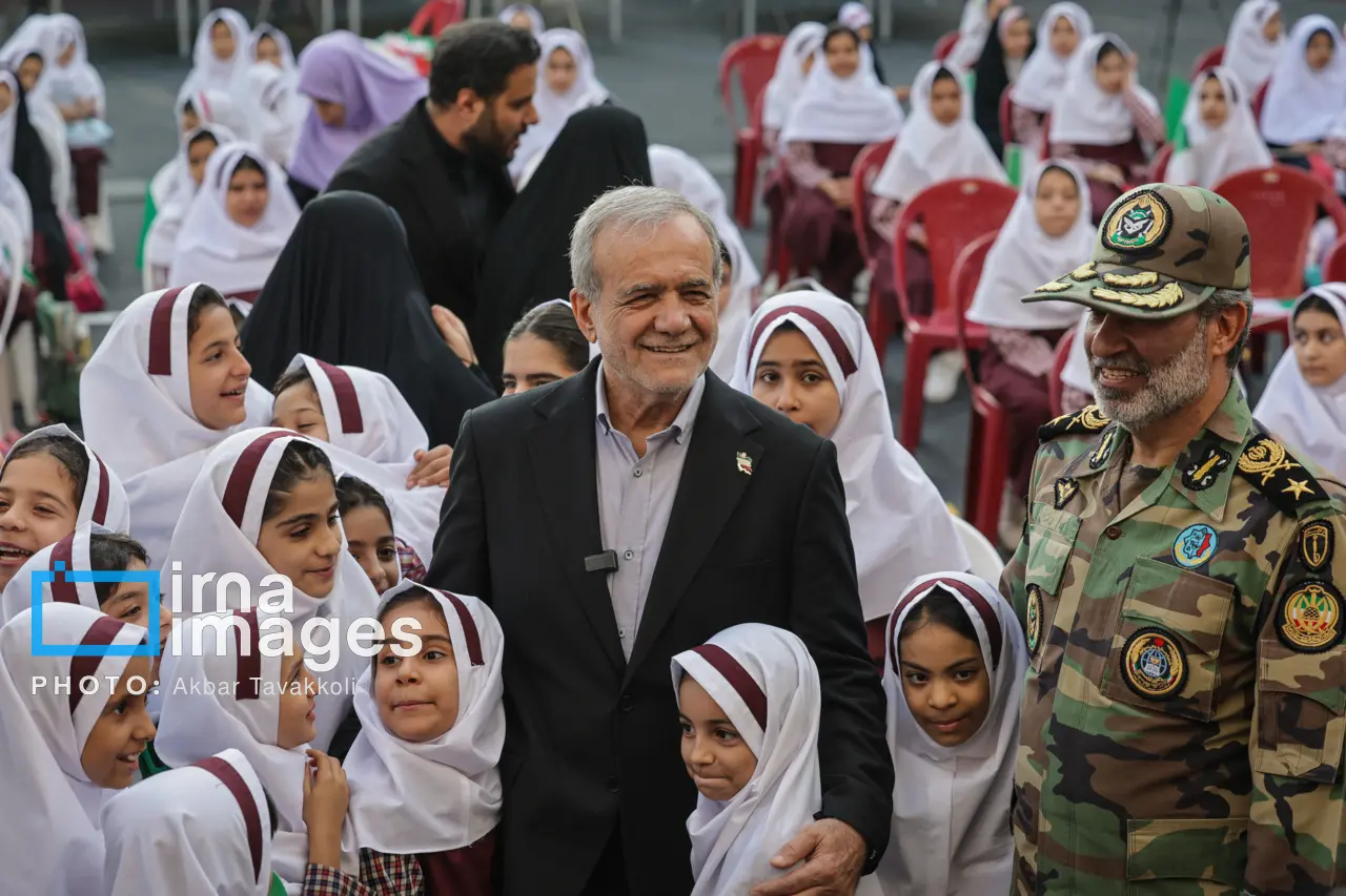 عکس پزشکیان با دانش اموزان1