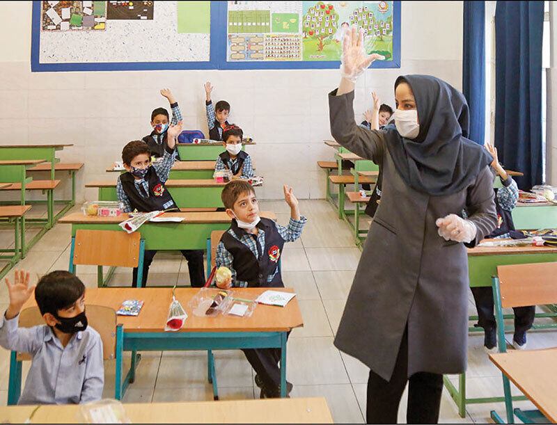 راهکار عجیب دولت برای جبران معضل کمبود معلم؛ دعوت از فرهنگیان بالای ۷۰ سال برای بازگشت به کلاس‌های درس!