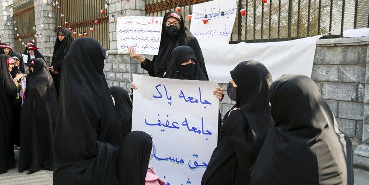 ببینید | تجمع اعتراضی به خاطر «بی‌حجابی» در روزی که دلار ۶۰ هزار تومان شد!