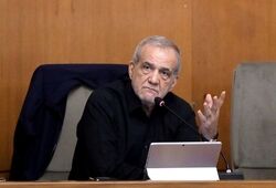 ببینید| پزشکیان کتاب «کمک‌های آمریکا به مردم ایران» را به رئیس‌جمهور سوئیس هدیه داد