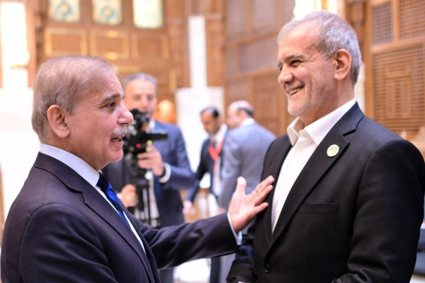گفت‌وگوی رئیس‌جمهور ایران و نخست‌وزیر پاکستان/ پزشکیان: از شما و ژنرال عاصم منیر به خاطر ایفای نقش بسیار حیاتی در هدایت فرایند میان‌جیگری قدردانی می‌کنم/ شهباز شریف: این توافق، گام‌های بلندی در جهت بازسازی ملت ایران بر خواهد داشت