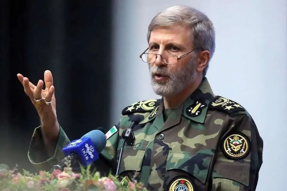 فرمانده کل ارتش: باید آن‌قدر تلخی در کام دشمن بریزیم که از آن سوی دنیا نگوید «نقشه ایران را عوض می‌کنم»؛ ما تا ۲۰ نسل می‌جنگیم و حتماً اجازه نمی‌دهیم که این اتفاق بیفتد