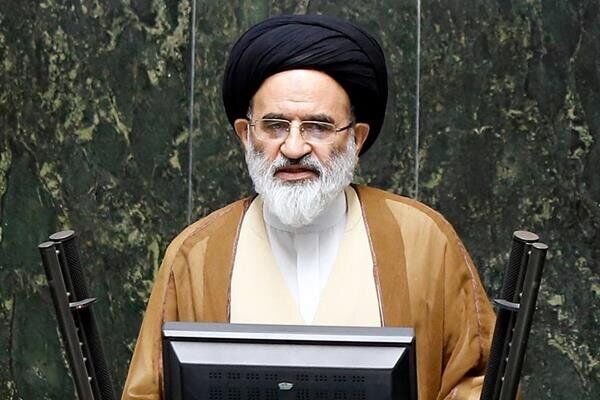 متاسفانه مسافران هواپیما در راهرو و جلوی همه نماز می‌خوانند؛ شرکت‌های هواپیمایی فکری دراین‌باره کنند