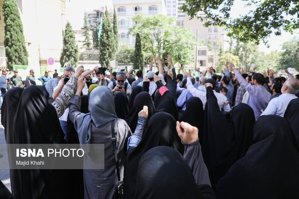 تجمع مقابل سفارت سوئد به تحصن تبدیل شد