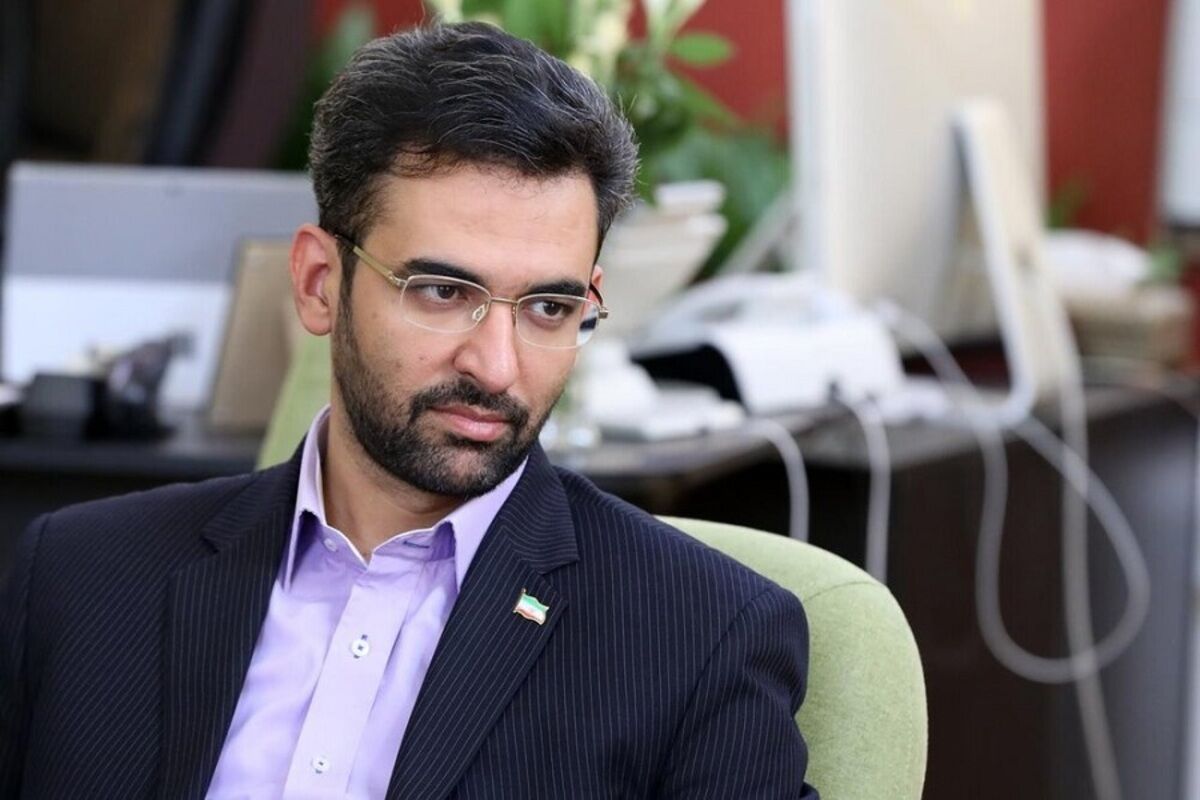 روایتی از حضور افراد مانتویی و کم حجاب در نماز عید فطر+ عکس