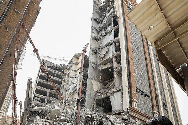 فروریختن بخش های باقیمانده از برج متروپل آبادان / نجاتگران در منطقه مشغول امدادرسانی هستند