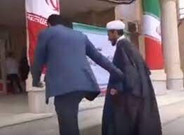 ببینید | ویدئویی جنجالی از مسابقه بخشدار و امام جمعه منطقه الوار گرمسیری برای گرفتن میکروفن!