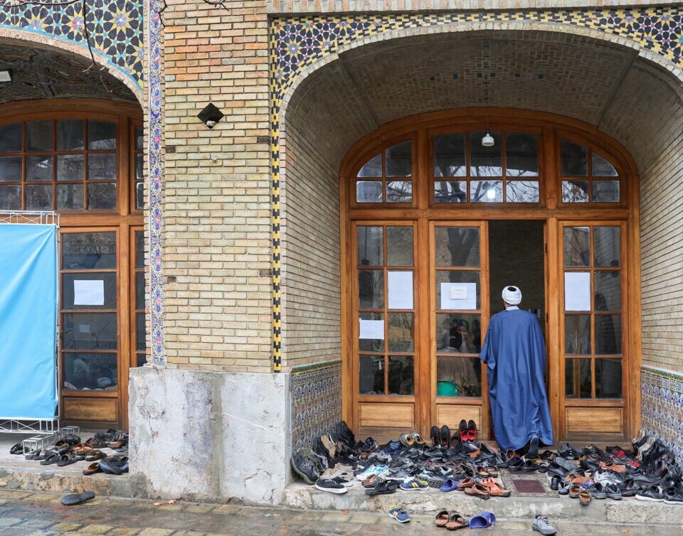 کودتابازی دهه نودی‌ها در  مراسم اعتکاف!+عکس