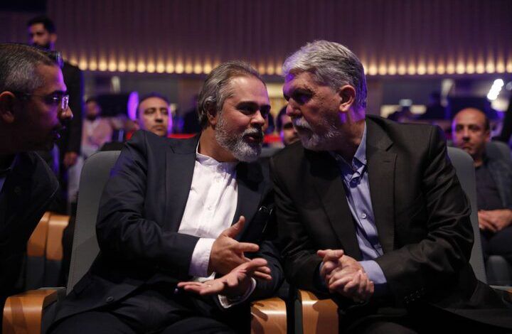 وزیر فرهنگ تکذیب کرد: فریدزاده نمی‌رود