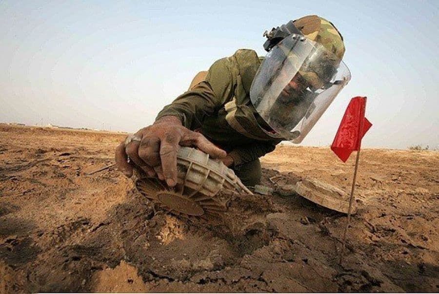 جدال با مرگ در مزارع متروک مین/ گلایه‌های مردانی که هنوز مشغول پاکسازی هستند