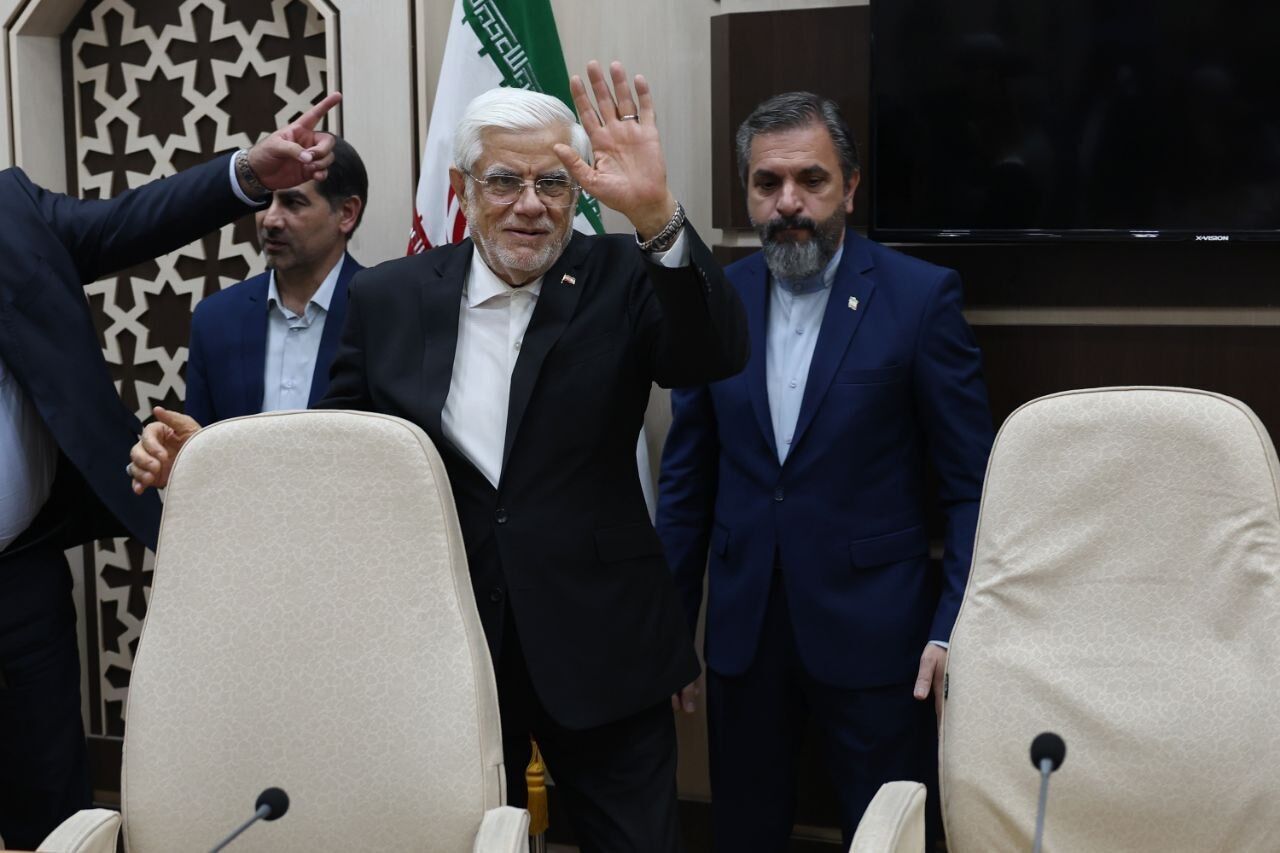 عارف: مردم ایران قوی‌ترین پشتوانه نظام هستند؛ دشمن از راهبرد سرنگونی کوتاه نیامده است