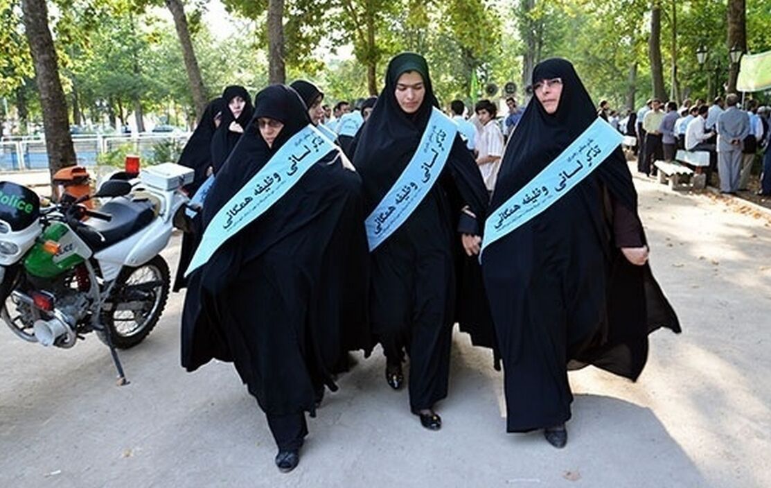 ببینید| تذکر یک زن آمر به معروف به یک دستفروش؛ «صدای خانم پخش نکن، اینجا آقایون رد میشن»!