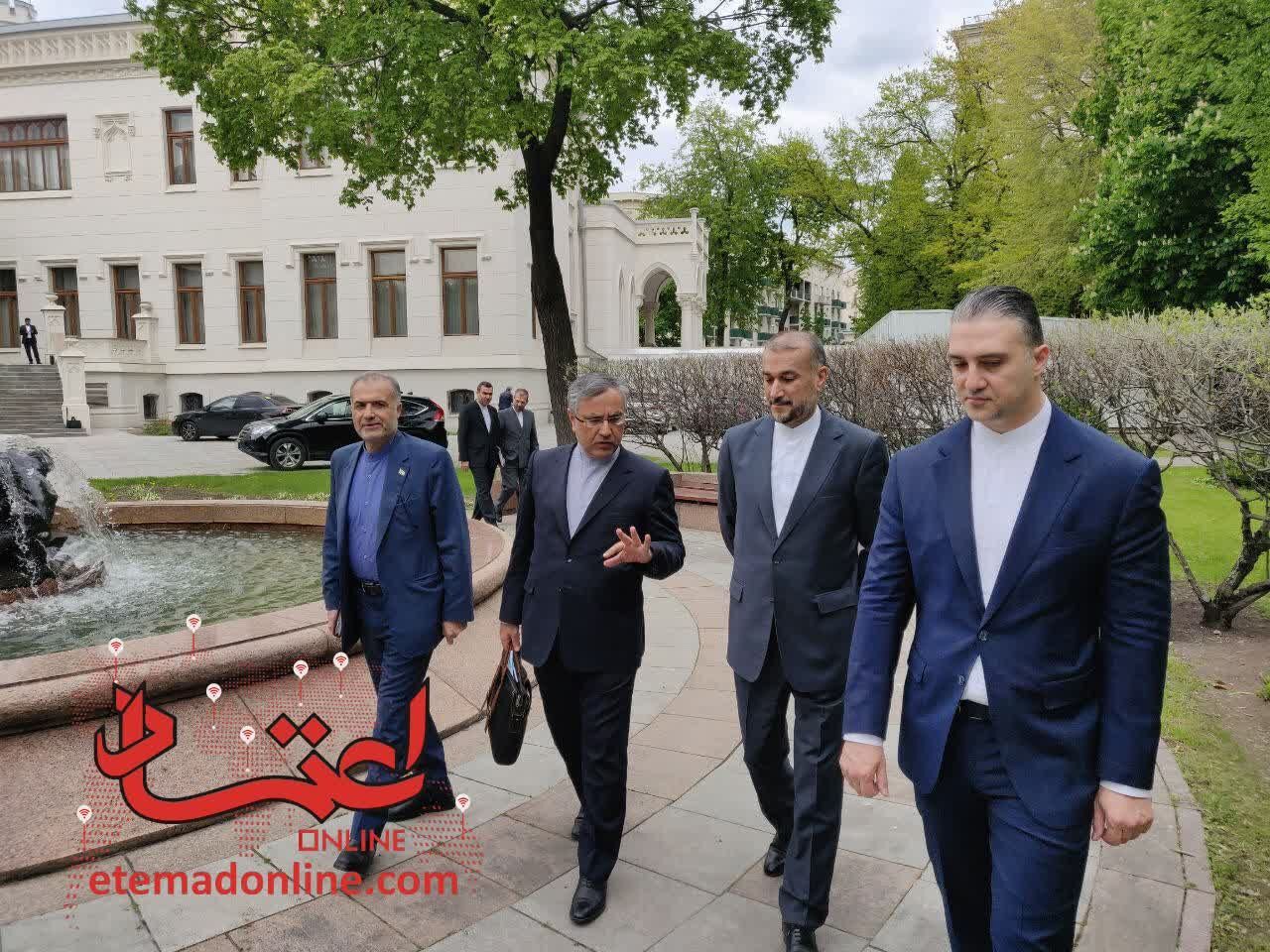 تصویر | قدم زدن امیرعبداللهیان در باغ تشریفات وزارت خارجه روسیه و دریافت یک گزارش مهم