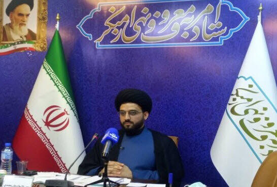 مسأله فقط روسری نیست، برخی بحث نیمه‌برهنگی و هم‌آغوشی در ملأ عام را مطرح می‌کنند