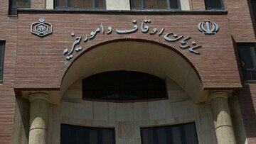 تعداد زیادی از مسئولان، نمایندگان مجلس و ائمه‌جمعه که به اوقاف مراجعه می‌کنند یا ملک می‌خواهند یا پول!
