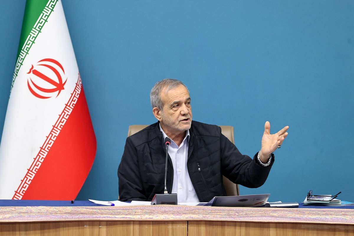 پزشکیان: وقتی می‌بینیم راهی را رفته‌ایم که نتیجه نداده، چرا به ادامه آن راه اصرار داریم؟ /  باید بررسی شود که آیا اکثریت مردم، برخی تصمیماتی را که در حوزه فرهنگی گرفته می‌شود را قبول دارند یا خیر