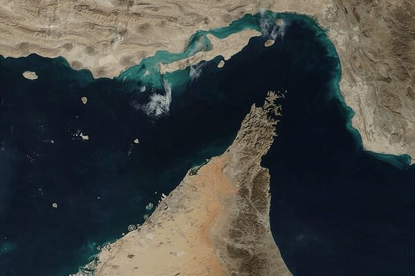 توقیف و مصادره در انتظار شناورهای متخلف در تنگهٔ هرمز