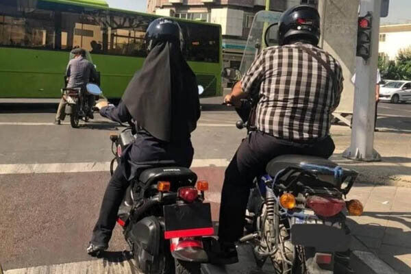 امتناع پلیس از صدور گواهینامه موتورسیکلت برای زنان قانونی نیست