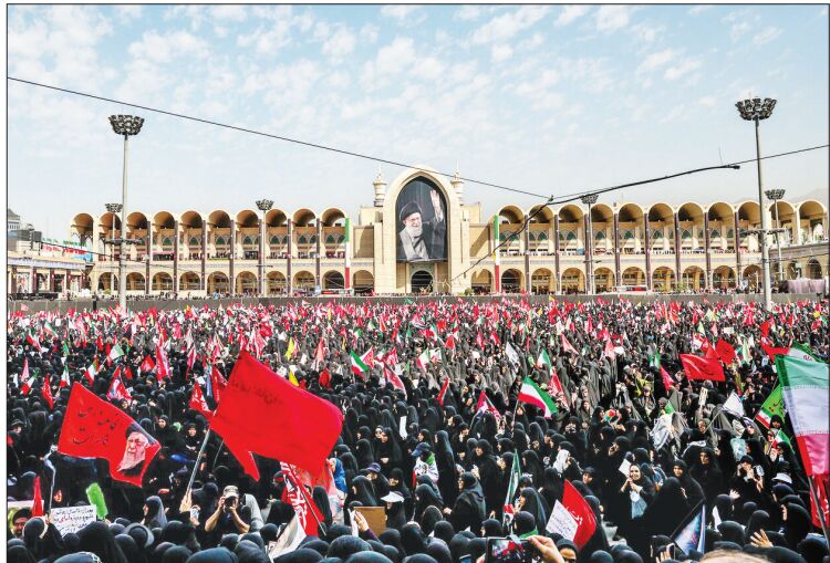 گاردین: سوگواری رهبر شهید در مصلای تهران آمیخته با شعارهای انتقام بود