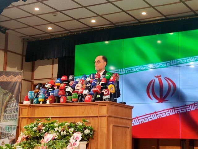 تصویری خاص از وحید حقانیان در هنگام قطع برق ستاد انتخابات + عکس