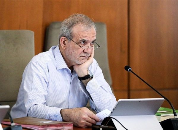 پزشکیان: سفر به پاکستان با هدف قدردانی از تلاش‌هایی انجام می‌شود که دولت این کشور برای نهایی شدن تفاهم‌نامه میان ایران و آمریکا انجام داده؛ اتفاقی که با اجرای تفاهم‌نامه رقم خواهد خورد، می‌تواند بسیاری از مشکلات موجود در منطقه و خاورمیانه را کاهش دهد
