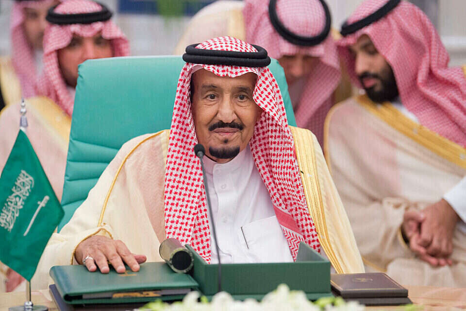 پادشاه عربستان نماز عیدفطر را روی صندلی خواند+عکس