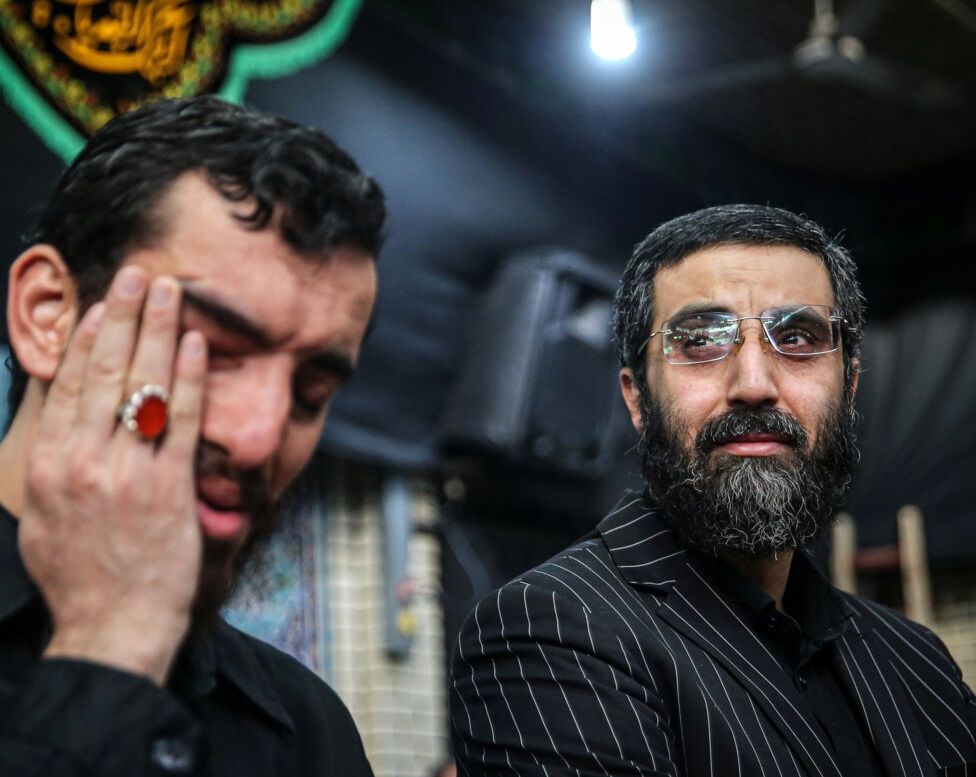 حمله یک مداح به پزشکیان / مگر قرار است ما در هیئت‌ها کیسه بگردانیم و از مردم برای ارتش، سپاه یا نیروی انتظامی کمک مالی جمع کنیم؟
