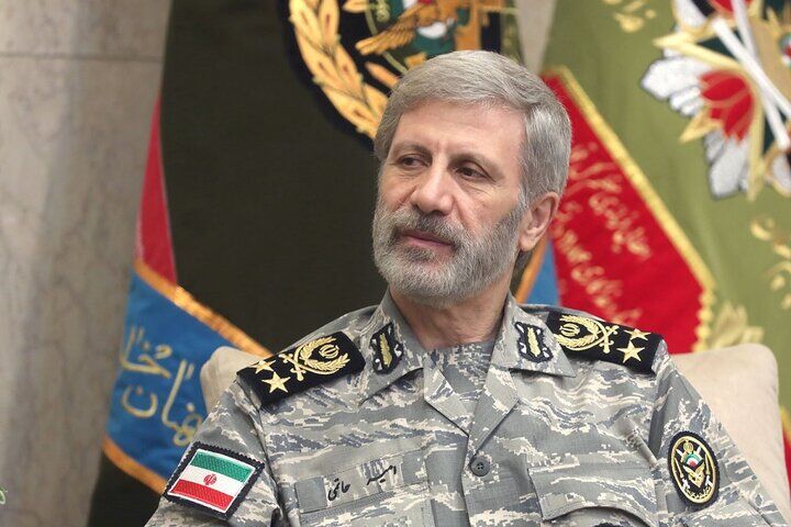 سرلشکر حاتمی: جنگ در مراحل سرنوشت‌سازی قرار دارد، چون هنوز تمام نشده/ باید آماده وارد کردن ضربات سخت از سوی ایران به دشمنان باشیم/ اگر ایران نتواند در منطقه تجارت و زندگی کند، هیچ‌کس دیگری هم نمی‌تواند