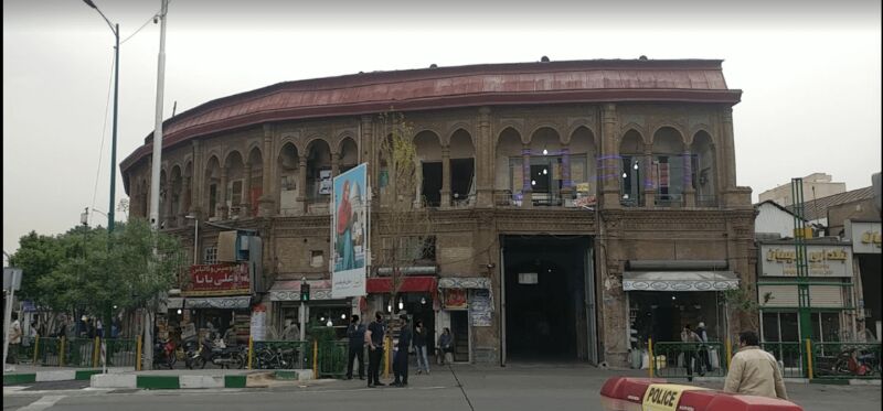 زشتی و زیبایی در یک قاب در خیابان مولوی+تصویر
