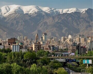 نصب بنر در تهران برای قبول سرپرستی مردم لبنان + عکس