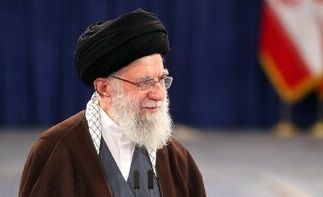 تصاویری از رهبر انقلاب در حال کاشت نهال در روز درختکاری + عکس