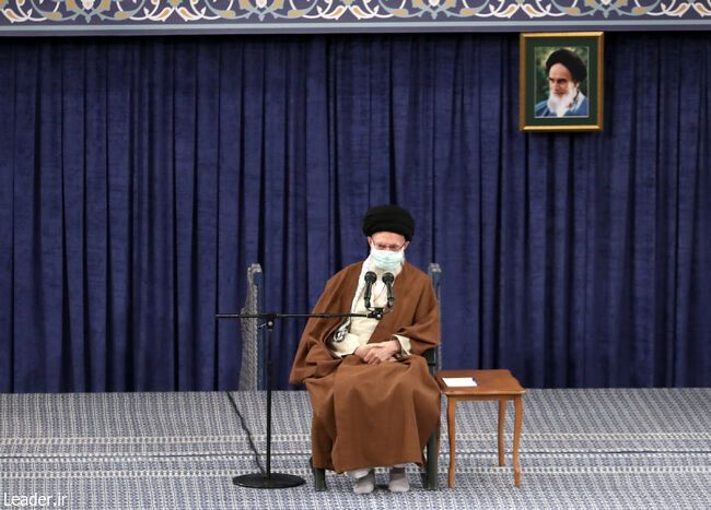 مردم و مسئولان باید نقاط قوت و ضعف دشمن را کاملا جدی بگیرند که سر کشور کلاه نرود؛ البته برخی جاها کلاه رفته است