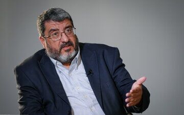 حمله روزنامه اصولگرا به فواد ایزدی: او هیچ درکی از میدان ندارد و با تحقیر قوای نظامی ایران در زمین اسرائیل بازی می‌کند