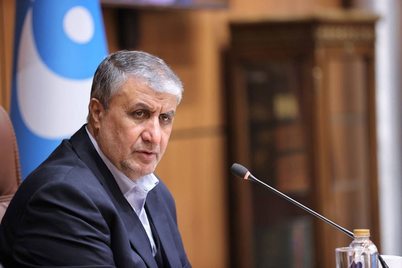 محمد اسلامی: آیت‌الله سیدمجتبی خامنه‌ای بسیار قاطع، جدی و مصمم برای صنعت هسته‌ای جایگاه قائل هستند و از آن حمایت کرده و می‌کنند/ هزار بار هم اگر ما را بمباران کنند می‌توانیم اهدافمان را محقق کنیم.