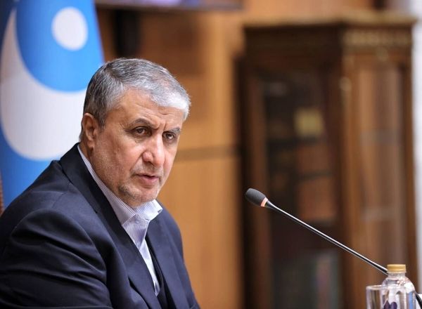 محمد اسلامی: آیت‌الله سیدمجتبی خامنه‌ای بسیار قاطع، جدی و مصمم برای صنعت هسته‌ای جایگاه قائل هستند و از آن حمایت کرده و می‌کنند/ هزار بار هم اگر ما را بمباران کنند می‌توانیم اهدافمان را محقق کنیم.