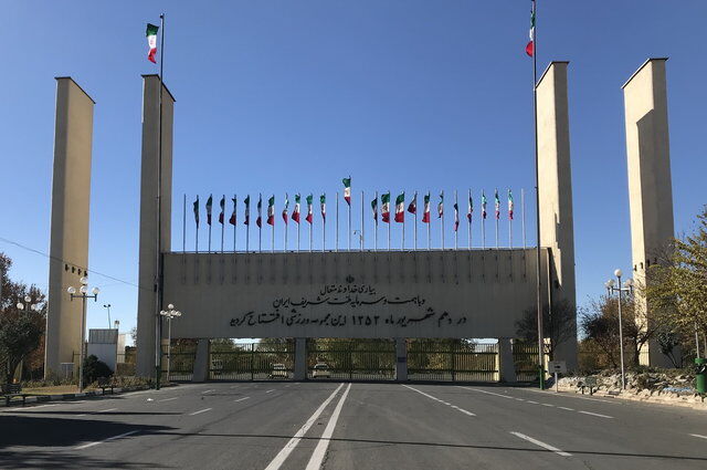 سند مالکیت ورزشگاه آزادی به وزارت ورزش و جوانان اهدا شد