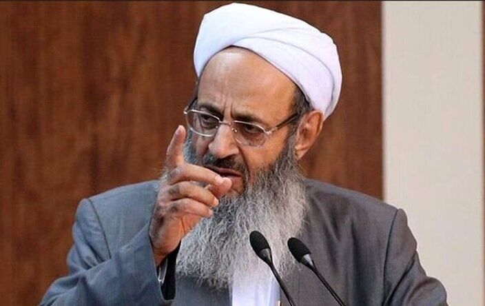 کیهان: مولوی عبدالحمید یا خائن است یا احمق