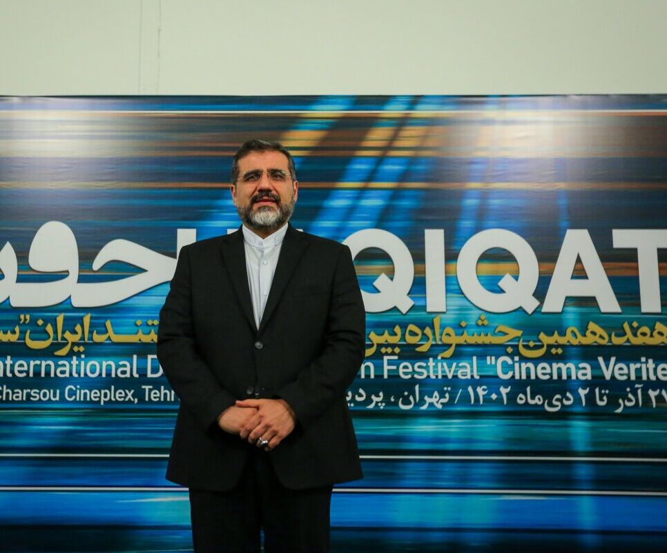 ادای احترام وزیر فرهنگ و ارشاد اسلامی به زینب سلیمانی روی سن + عکس