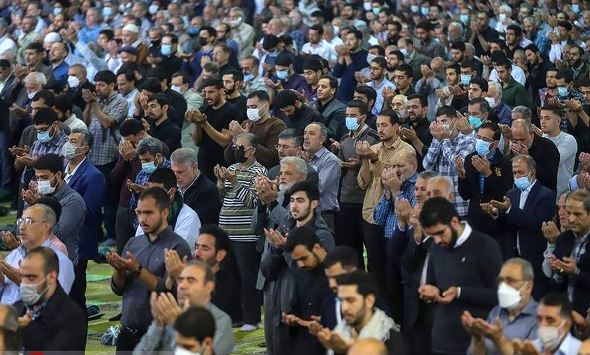 اقدام عجیب یک طلبه با عمامه‌اش در نمازجمعه این هفته تهران + عکس