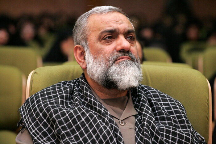 دانشمندان باید خود را به طور کامل وقف اسلام و انقلاب کنند