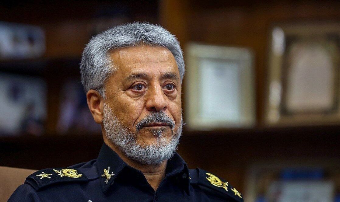 دریادار سیاری: ولایت محور اصلی ماست؛ باید با قدرت همین خط اتحاد، انسجام و همدلی را ادامه دهیم/ حضور گسترده در خیابان‌های اطراف مصلی برای خیلی‌ها تعجب آور است که در چنین گرما و آب و هوایی این حجم از مردم در صحنه حضور دارند