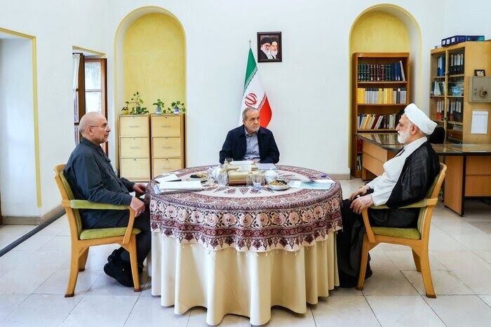 پیام مشترک سران قوا در پاسخ به ترامپ: در ایران تندرو و میانه‌رو وجود ندارد/ یک خدا، یک رهبر، یک ملت و یک راه؛ آن هم راه پیروزی ایران عزیزتر از جان