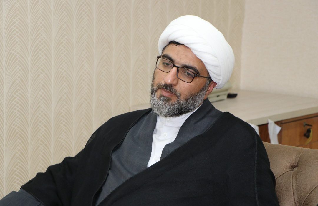همان که از سر من «عمامه» می‌پراند، از سر دختران «روسری» برمی‌دارد