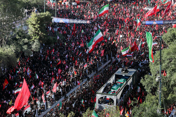 انتقال پیکر رهبر شهید به حرم مطهر رضوی با بالگرد