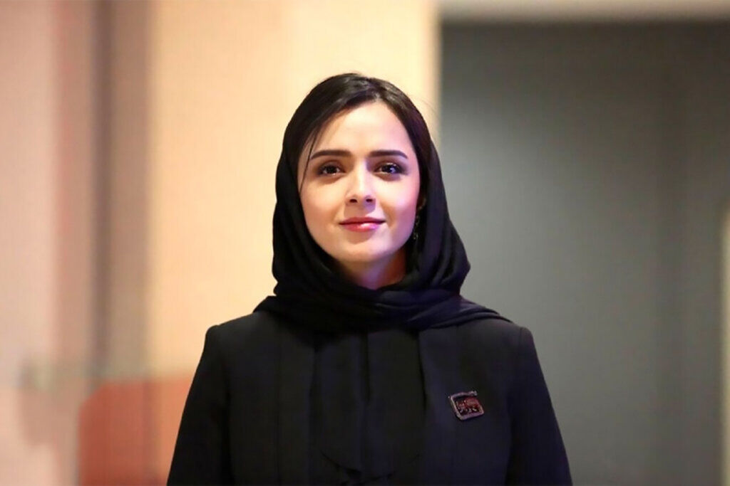امروز کدام هنرمندان برای بررسی وضعیت ترانه علیدوستی مقابل اوین تجمع کردند؟ + عکس