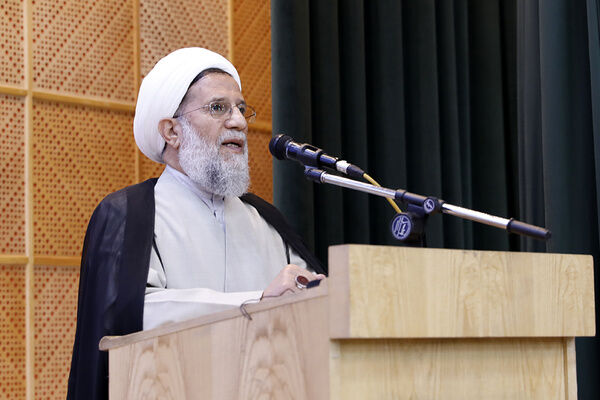 جمهوری اسلامی ایران در حال عبور از تمام بحران‌های سنگین است