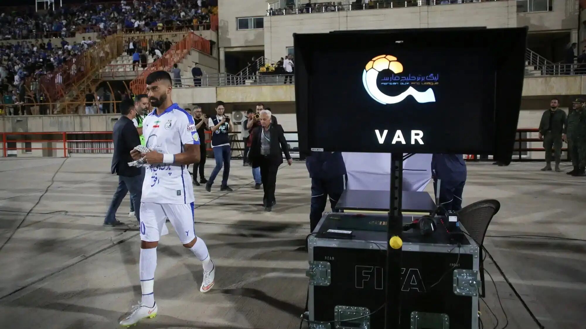 افشاگری پیشکسوت داوری: داوران با فشار نمایندگان مجلس انتخاب می شوند/  VAR شده مسخره‌بازی!