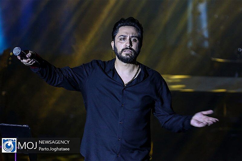 ویدئو | روزبه بمانی از خواندن آهنگ چشمات منع شد! 