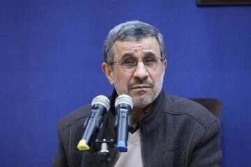 جنجال‌های ادامه دار احمدی‌نژاد؛ آغاز سخنرانی با نام خالق بهار، مهربانی و زیبایی در مجارستان!
