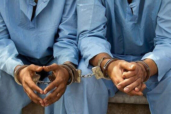 سارقان بدشانس با خودروی سرقتی به کانال آب افتادند و دستگیر شدند